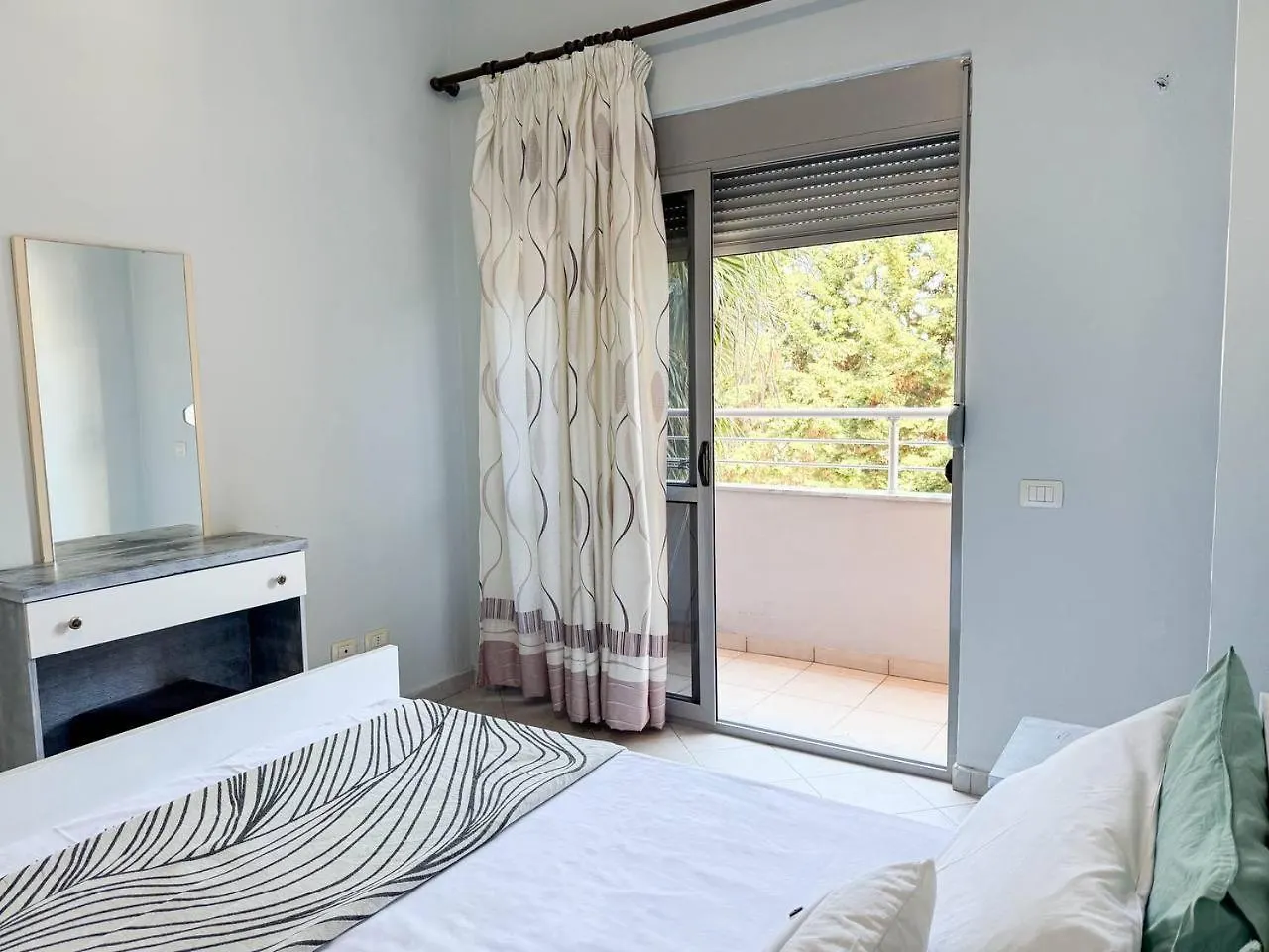 Afordable Apartments With Free Parking Дуррес