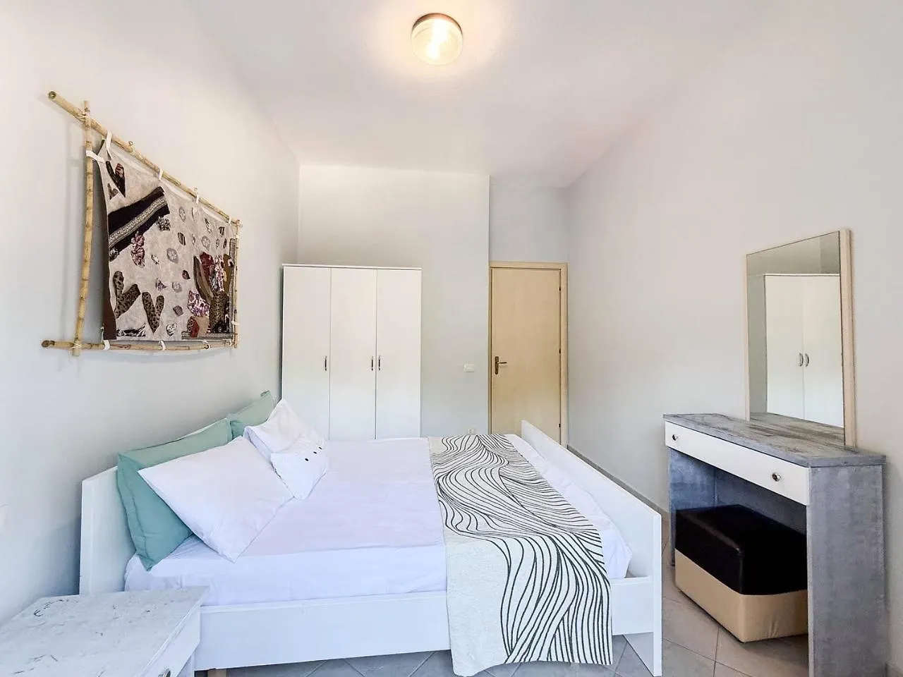 Afordable Apartments With Free Parking Дуррес