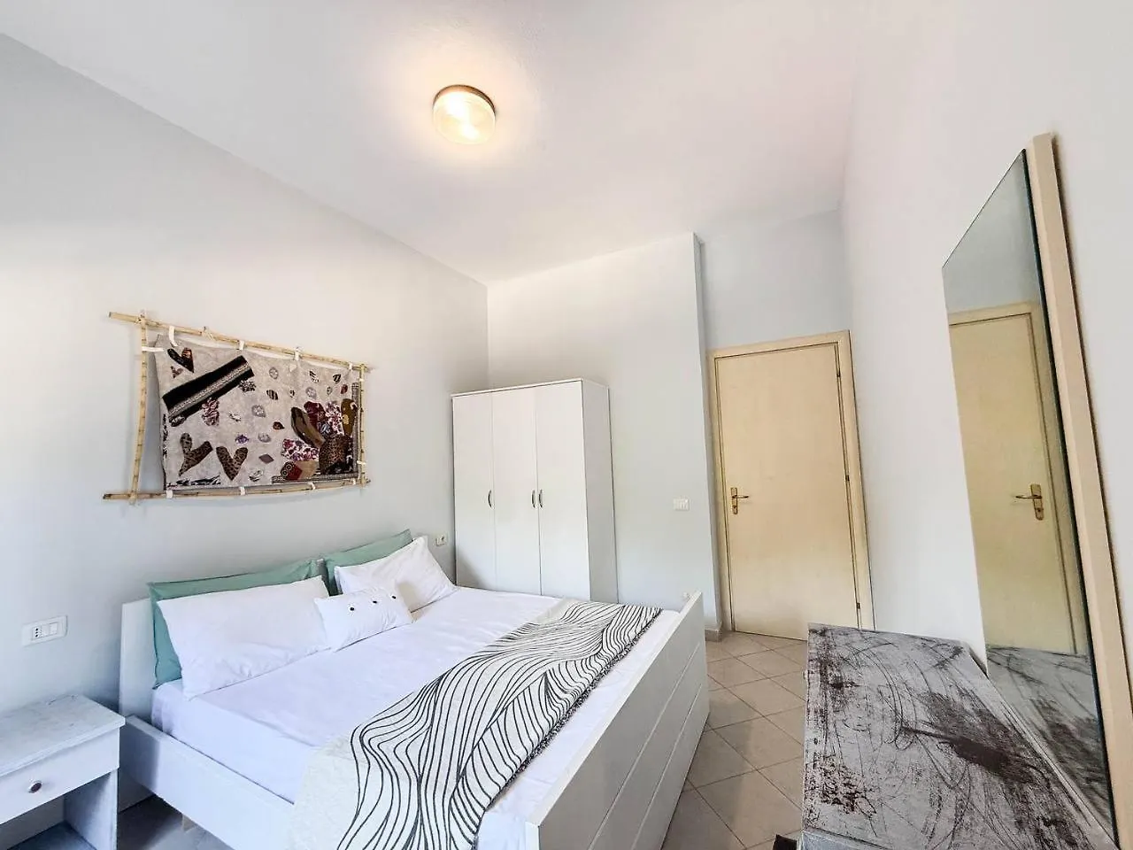 Afordable Apartments With Free Parking Дуррес